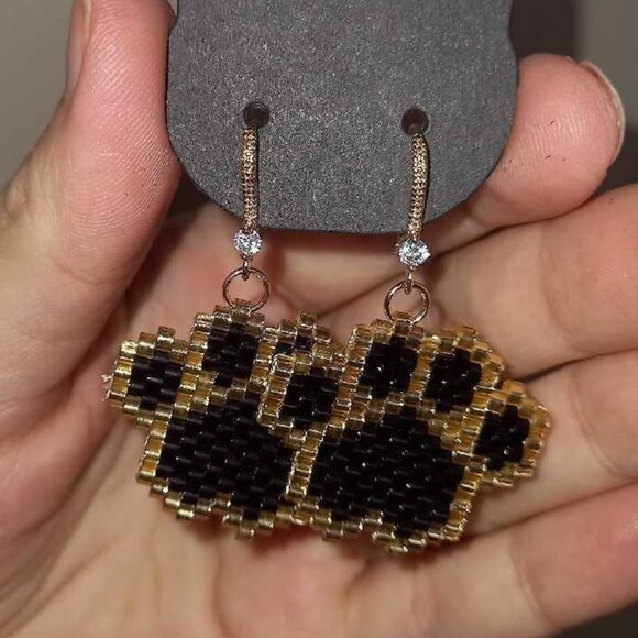 Beaded Paw Print Earrings – 💕 Gift for the pet moms – 18K gold plated hooks - Picture 1 of 6